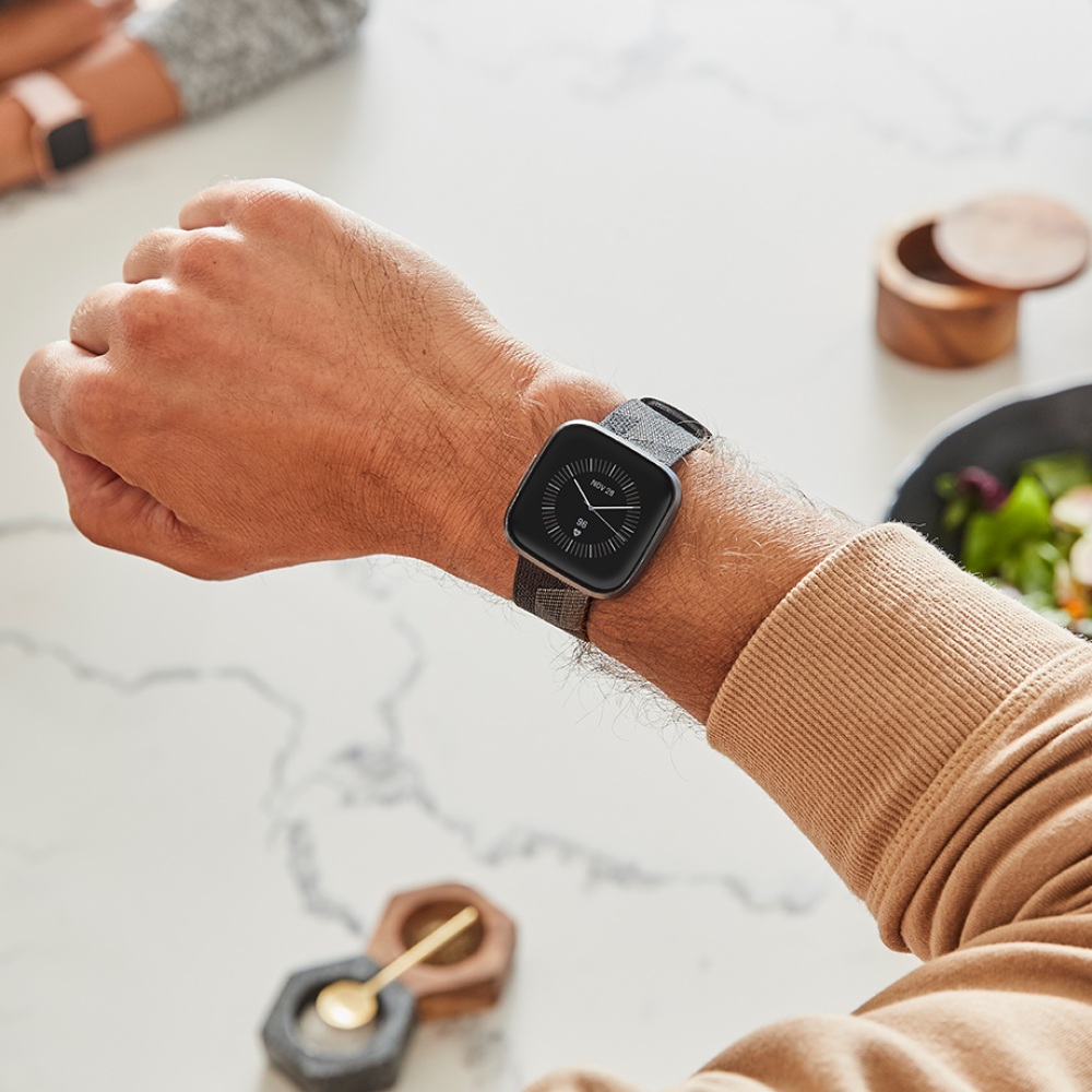 Умные часы. Fitbit Versa 2 купить в Москве по приятной цене